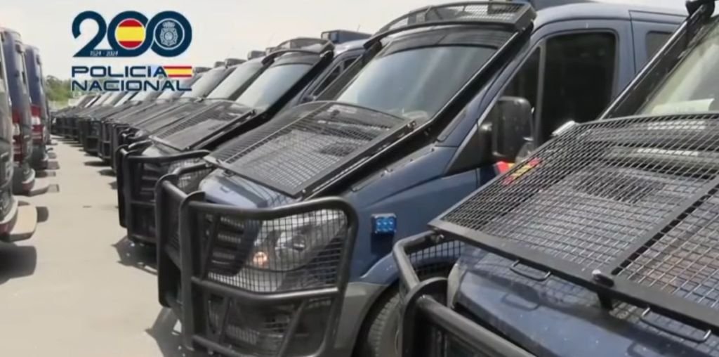 Fila de furgones blindados de las Unidades de Intervención Policial de la Policía Nacional desplegados para el dispositivo de seguridad.