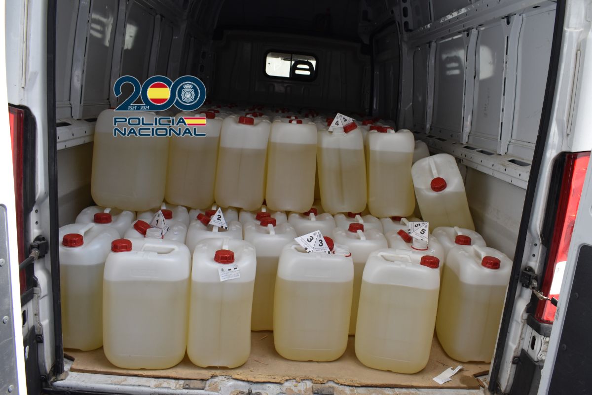 Interior de una furgoneta interceptada por la Policía Nacional cargada con numerosas garrafas de combustible para el narcotráfico.