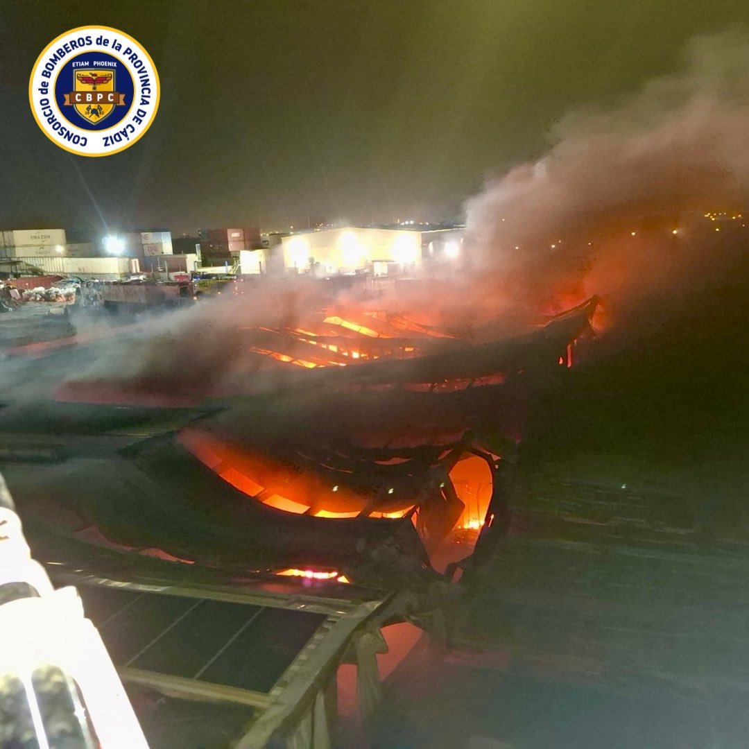 El grave incendio en el Polígono Cortijo Real en Algeciras devasta trece naves industriales