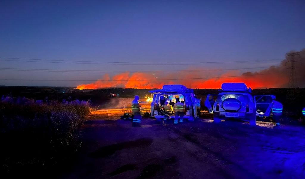 El incendio en Villanueva de los Castillejos evoluciona favorablemente