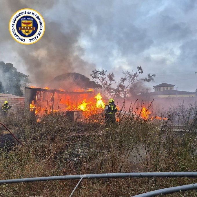 ¿Por qué son tan peligrosos los enseres acumulados en viviendas? Análisis del incendio en Chiclana y los protocolos de extinción