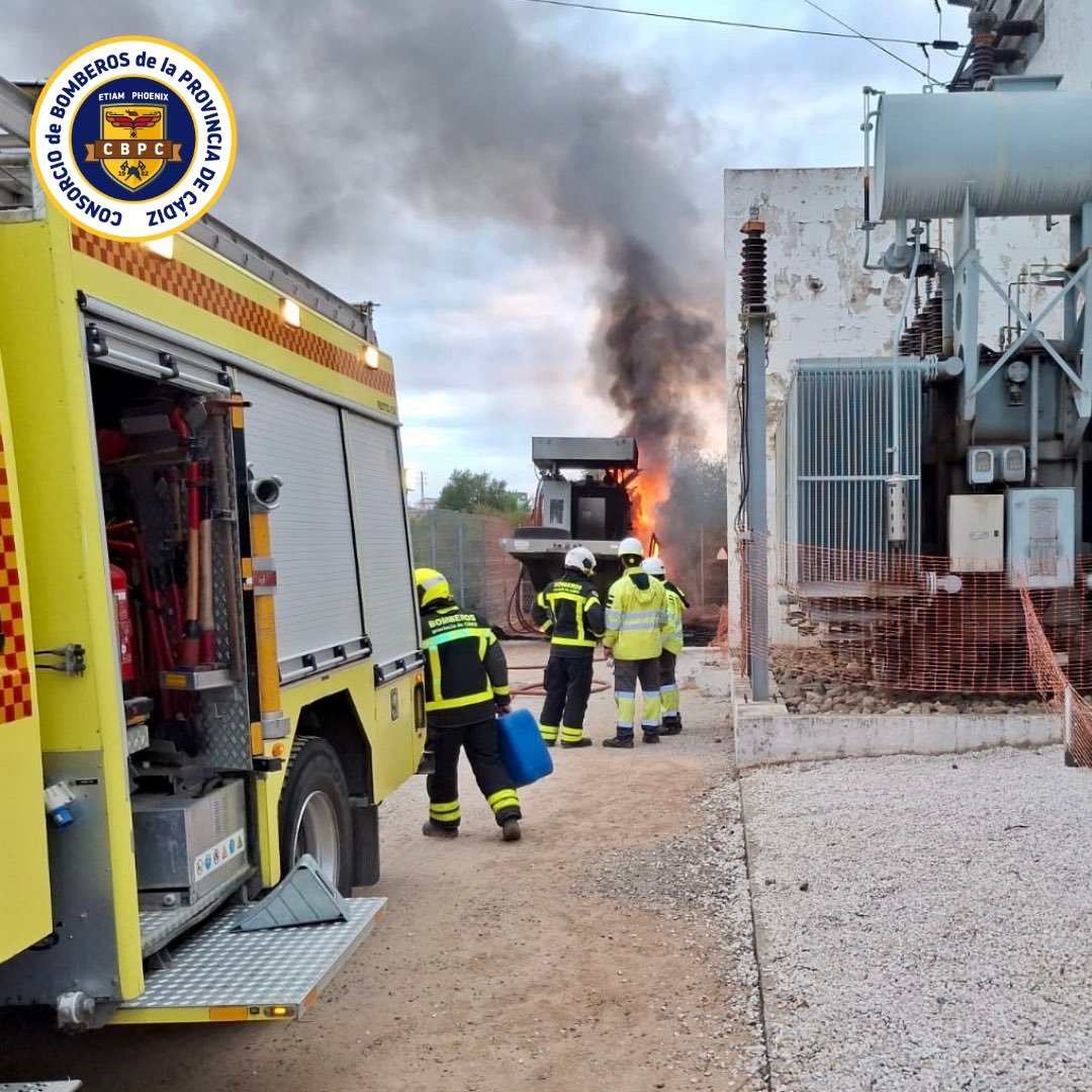 Incendio en subestación eléctrica de San Roque: bomberos sofocan el fuego y controlan una fuga de aceite