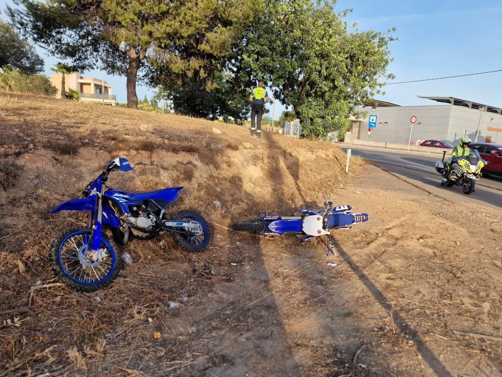 Motocicletas de cross abandonadas en el arcén tras la intervención de la Guardia Civil.