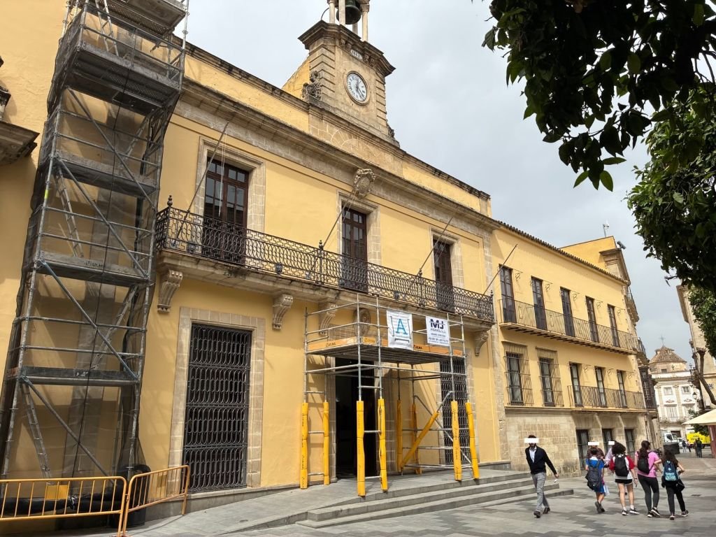 ¿Por qué investigan la fachada municipal? Una firma de un siglo de antigüedad sale a la luz