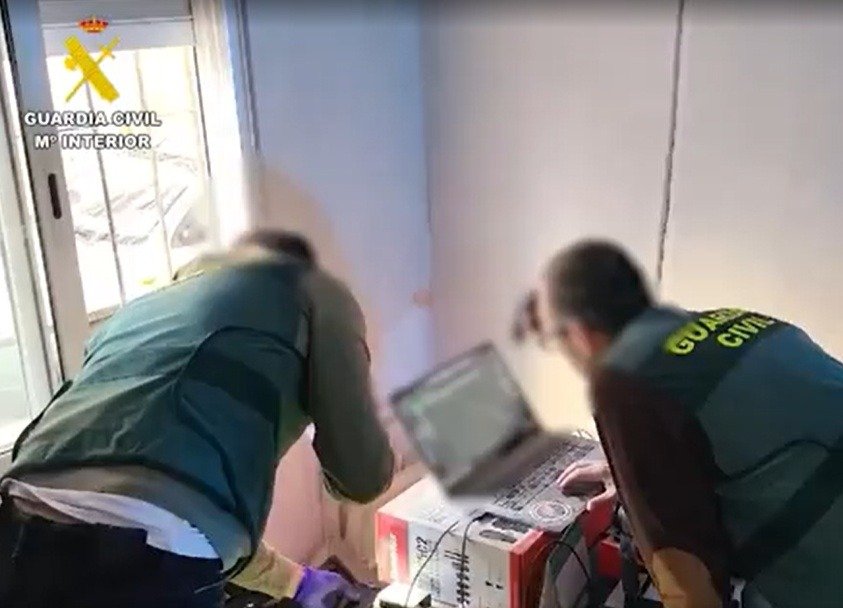 Cayó el ciberdepredador que engañó a decenas de menores: así operaba esta red de manipulación digital
