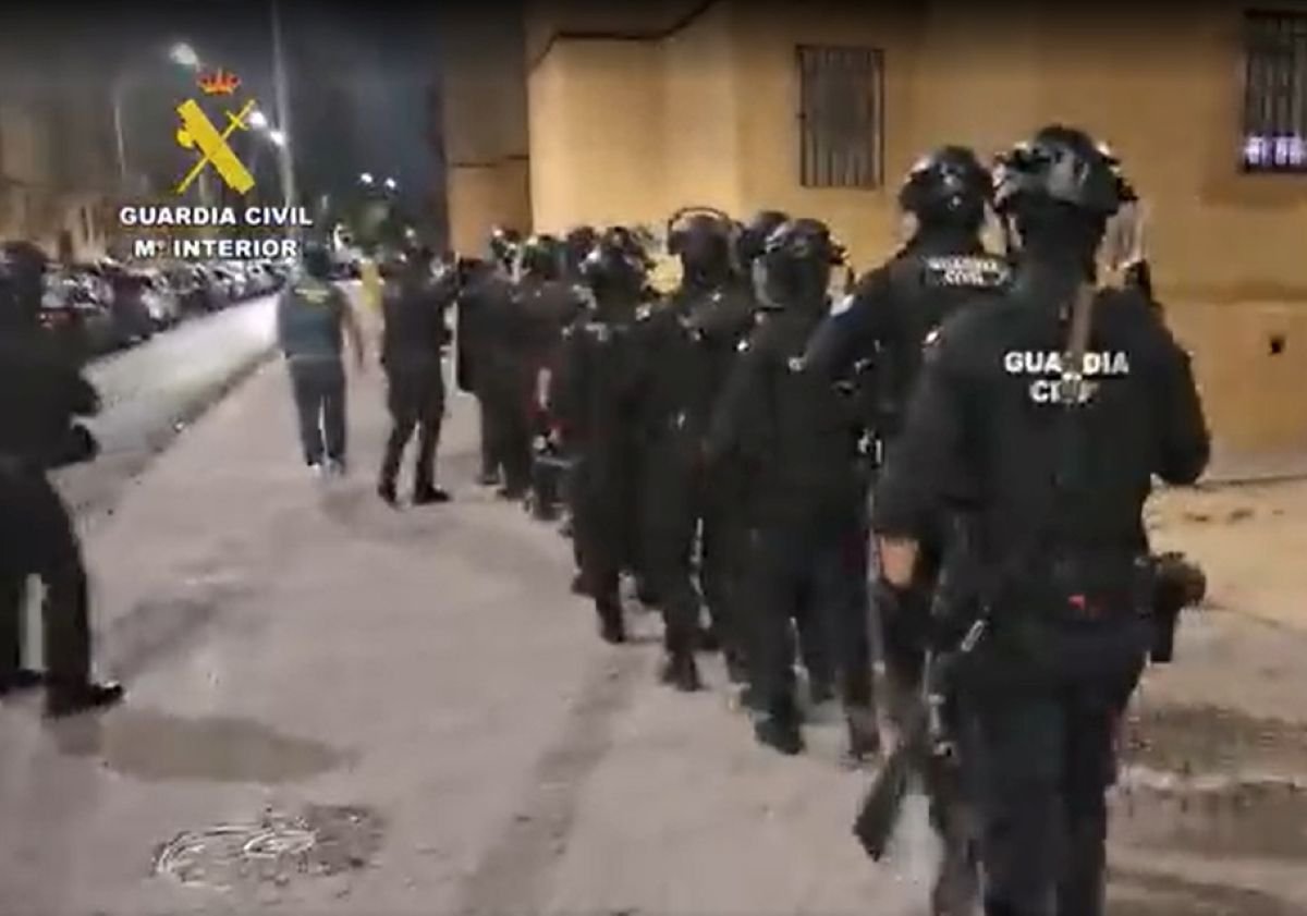 ¿Cómo se descubrió al peligroso grupo a punto de asaltar a otra organización criminal en Cádiz? Un chalé turístico en Conil esconde la clave