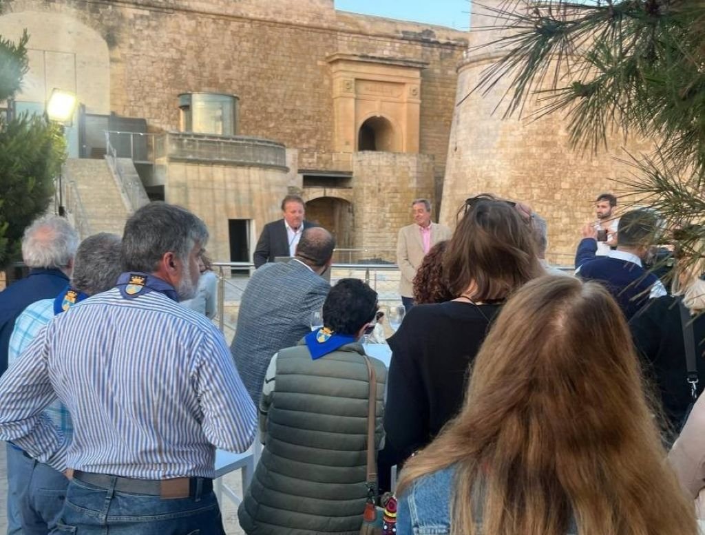 Vista desde el público de los ciudadanos asistentes al acto institucional y de convivencia del hermanamiento de Jerez y Victoria en el Bastión de la Citadella.