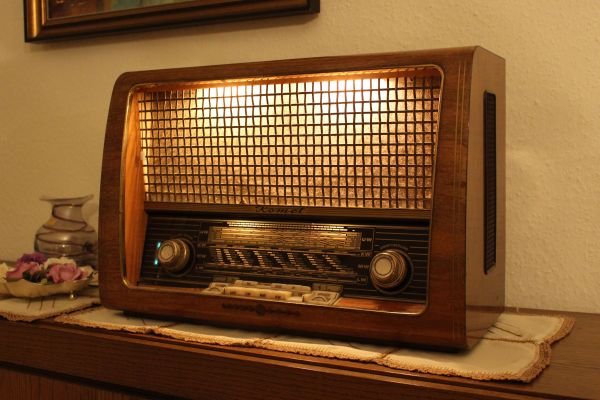 Antigua radio de válvulas de madera similar a los modelos utilizados en la Sección de Radio del Ateneo de Jerez en los años 20.