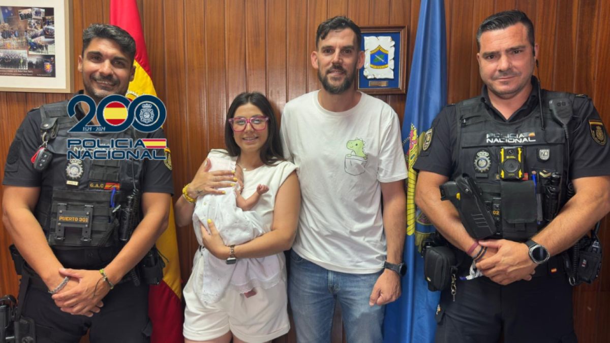 La pequeña Jimena junto a sus padres y dos agentes de la Policía Nacional en la Comisaría de El Puerto de Santa María tras un emotivo reencuentro.
