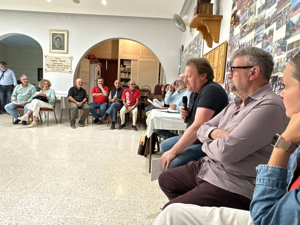 Reunión de trabajo bilateral en la sala Gorga Grech de Victoria entre el alcalde Brian Azzopardi, los representantes del Ateneo de Jerez y los asistentes locales de Gozo.