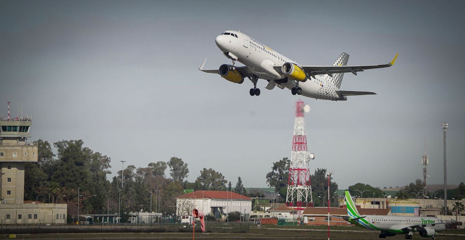 Jerez estrena vuelo directo a Santiago de Compostela con Vueling y alta ocupación