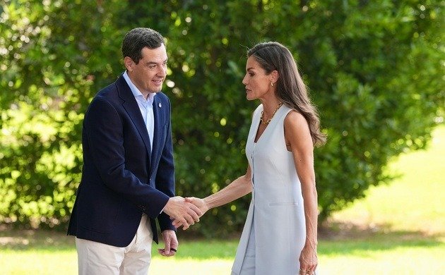 Su Majestad la Reina recibe el saludo del presidente de la Junta de Andalucía, Juan Manual Moreno