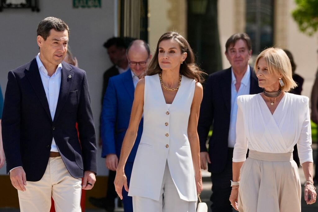 Doña Letizia acompañada por las autoridades se dirige hacia el Museo