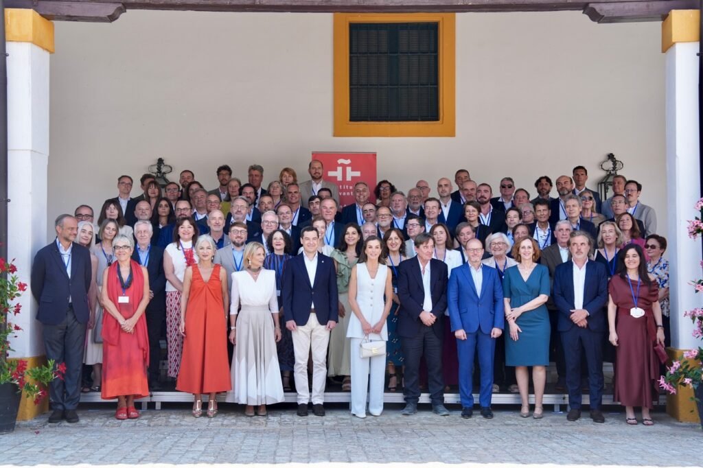 Su Majestad la Reina en una fotografía de grupo con los directores de los centros del Instituto Cervantes y el equipo directivo de la institución