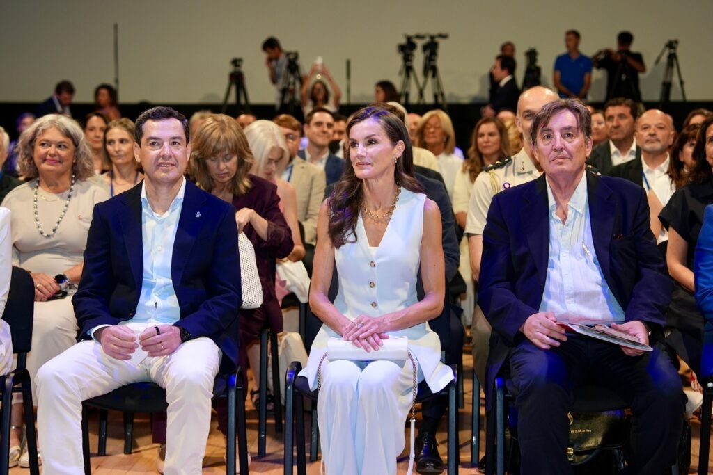Doña Letizia al inicio del acto junto con las autoridades