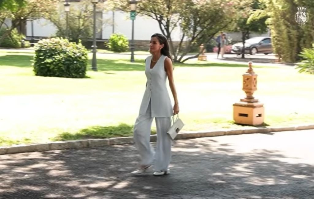 La reina Letizia caminando por los jardines de los Museos de la Atalaya en Jerez de la Frontera