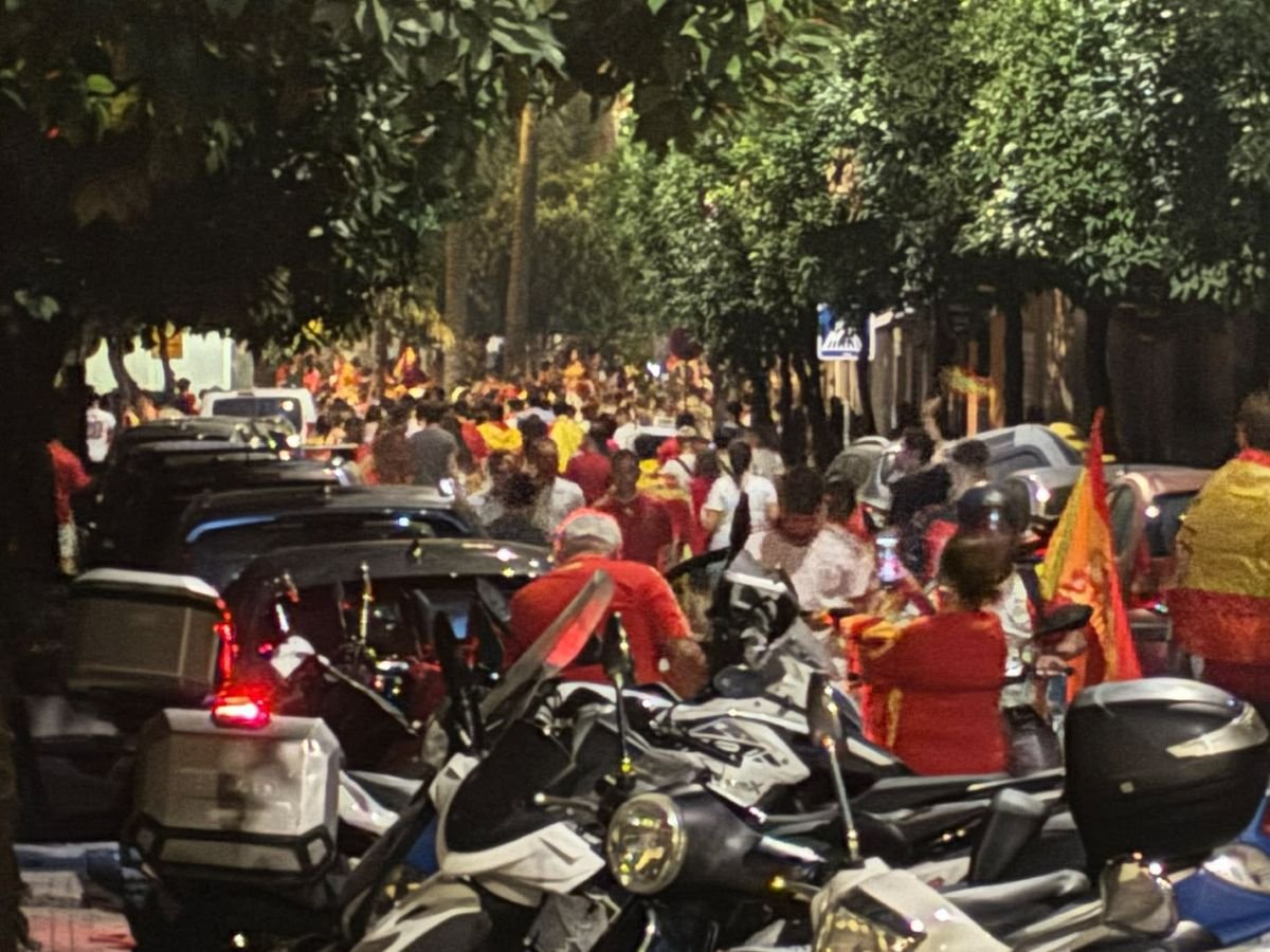 Aficionados con banderas de España celebrando la victoria del mundial por las calles de Jerez.
