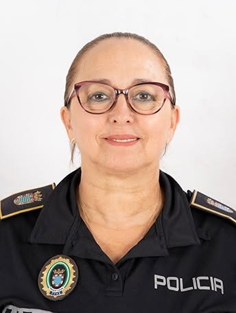 Retrato oficial de la agente de la Policía Local de Jerez María de la Paz García Mena vistiendo su uniforme.