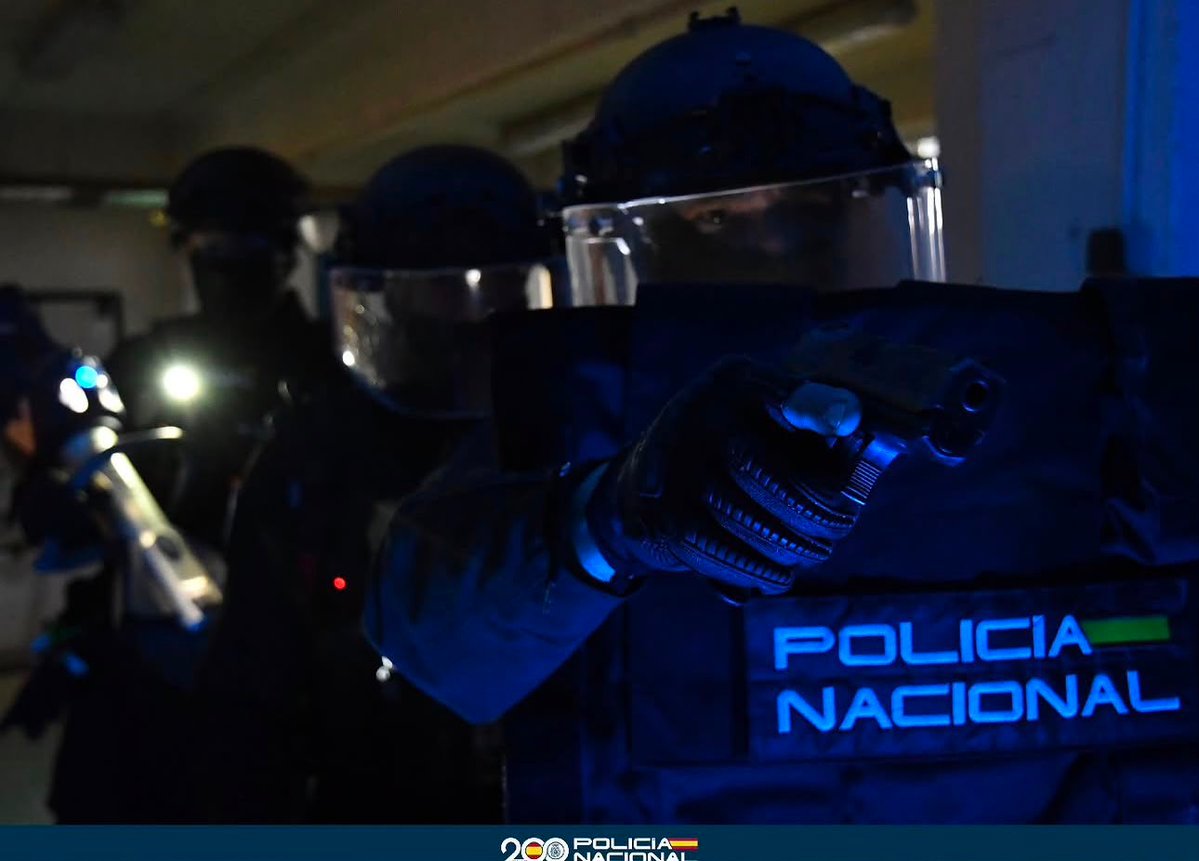 Agentes de la Policía Nacional con equipo táctico y cascos en una intervención nocturna.