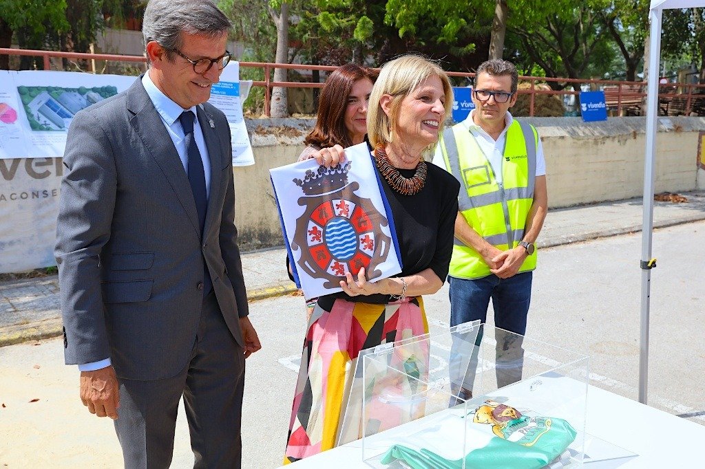 La alcaldesa de Jerez, María José García-Pelayo, mostrando el escudo de la ciudad durante el acto de colocación de la primera piedra del Centro de Referencia Aeroespacial.