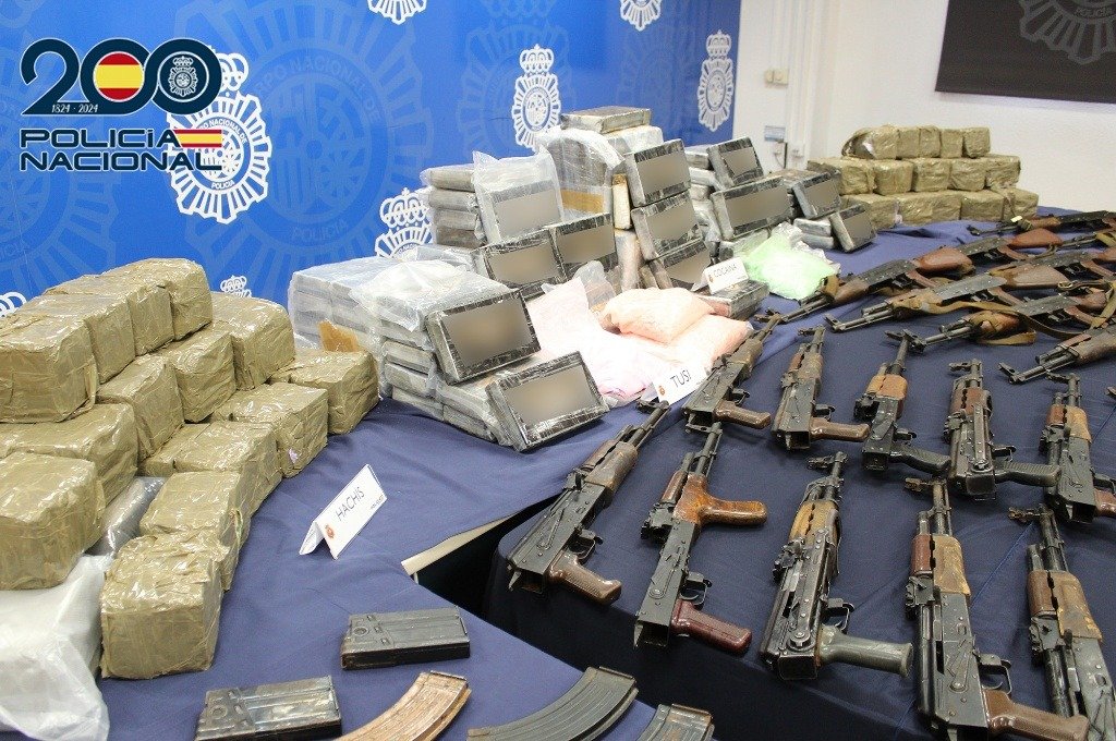 Arsenal de fusiles de asalto, cocaína, hachís y tusi incautados por la Policía Nacional en Málaga