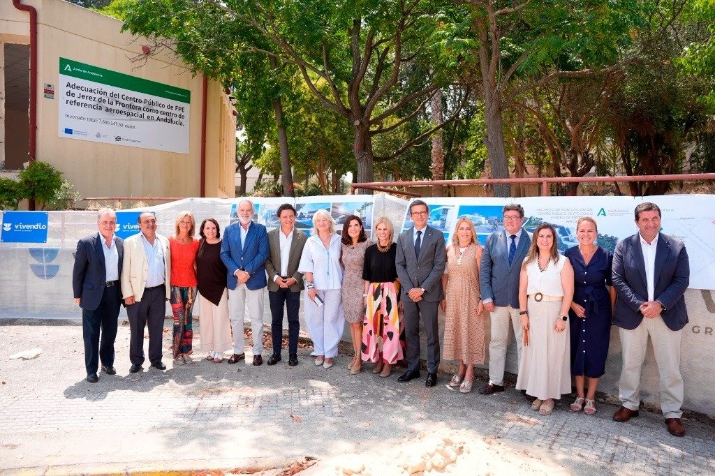 Representantes institucionales y directivos de Vivendio en la foto de familia ante el cartel del Centro de Referencia Aeroespacial de Andalucía en Jerez.