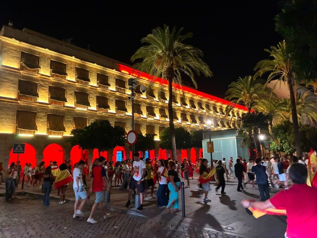 Multitud celebrando el triunfo de la selección española frente a la fachada iluminada del Ayuntamiento de Jerez.