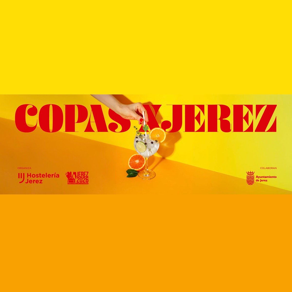 Campaña gastronómica "Copas X Jerez" sobre fondo amarillo y naranja, que muestra una mano sosteniendo un cóctel decorado con rodajas de naranja y lima junto a los logotipos de Hostelería Jerez, Jerez 2026 Capital Española de la Gastronomía y el Ayuntamiento de Jerez.