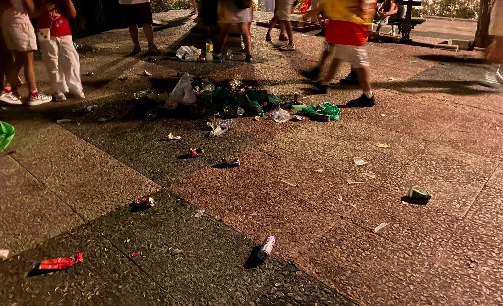 Suelo de la Alameda Vieja lleno de restos de basura, botellas y plásticos tras la celebración de la afición durante el Mundial en Jerez.