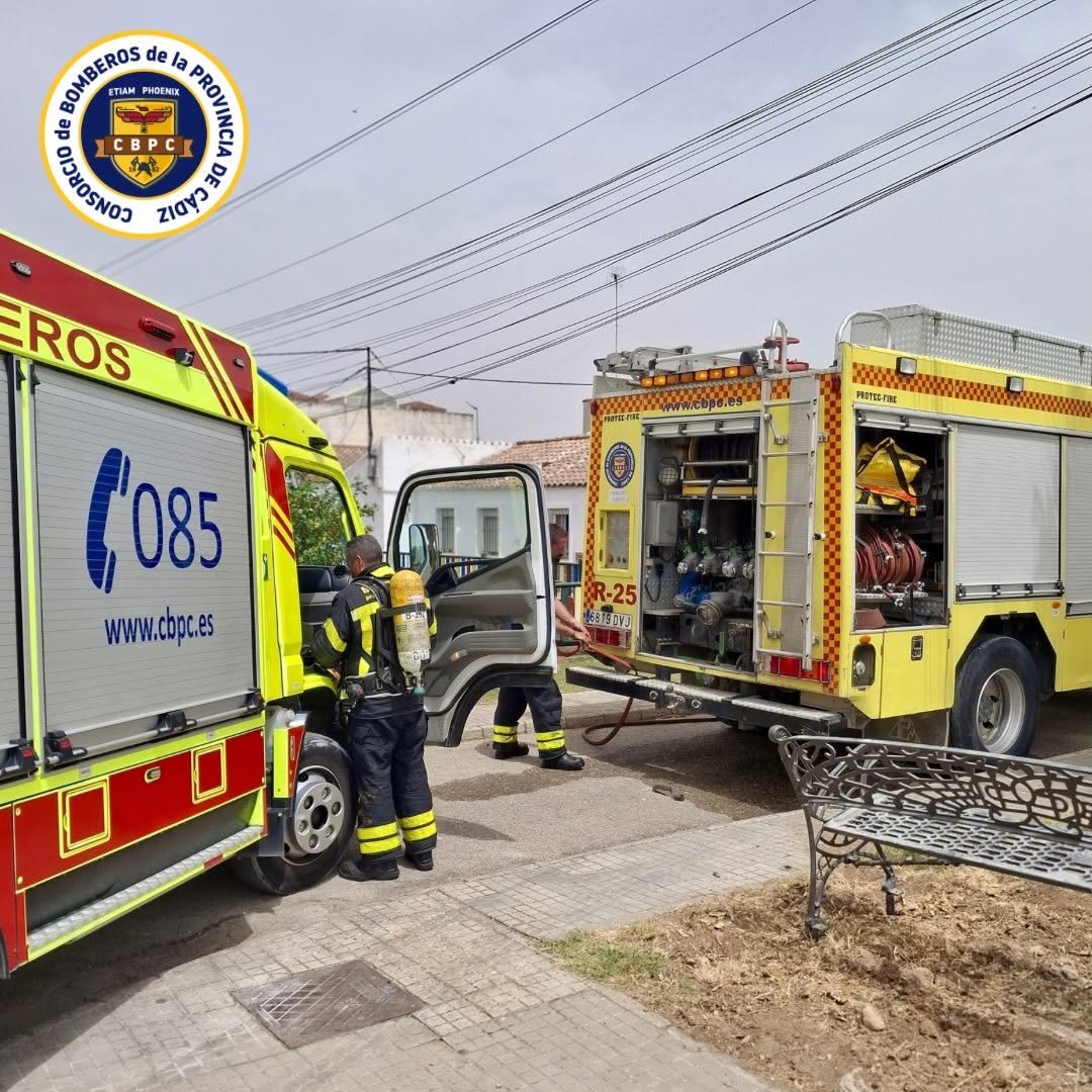 Bomberos trabajando junto a dos camiones del Consorcio de Bomberos de la Provincia de Cádiz en La Pedrosa, Arcos.