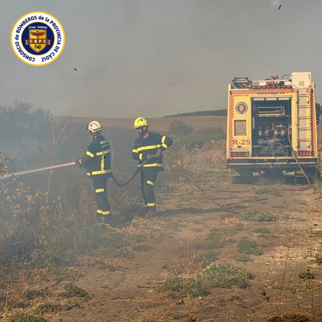 Bomberos del Consorcio de la Provincia de Cádiz trabajando en la extinción de un incendio agrícola entre Gibalbín y El Cuervo.