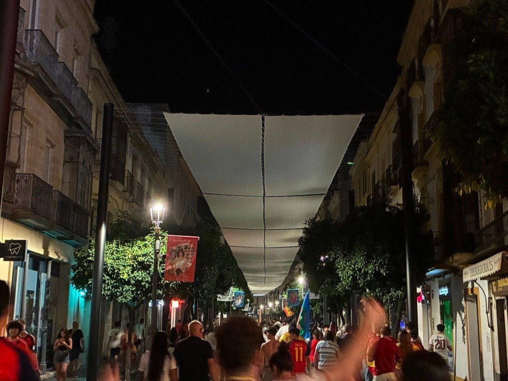 Aficionados recorriendo la calle Larga de Jerez en plena celebración por el mundial de España.