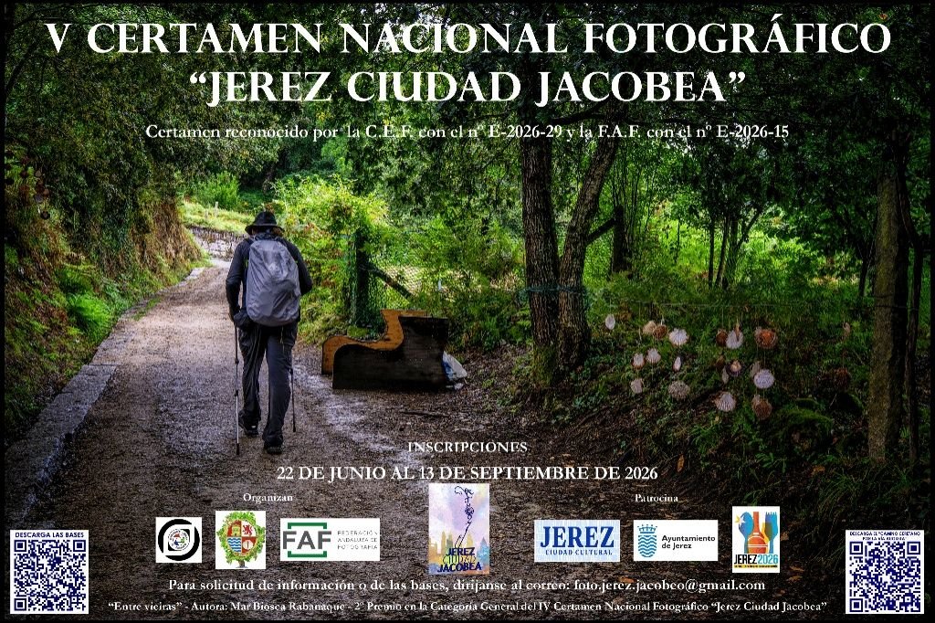 Cartel oficial del V Certamen Nacional Fotográfico Jerez Ciudad Jacobea, con la fotografía Entre vieiras de Mar Biosca Rabanaque mostrando a un peregrino de espaldas caminando por un sendero arbolado del Camino de Santiago.