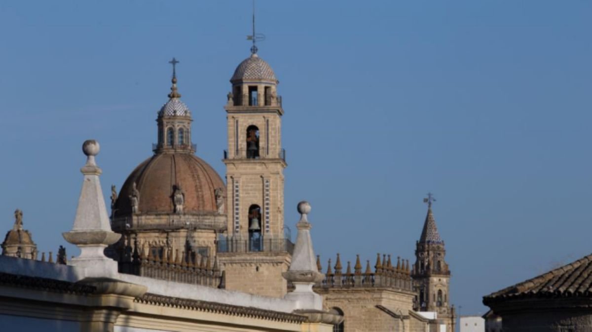 Cúpula y torre campanario de la Catedral de Jerez bajo un cielo despejado, elemento icónico del paisaje del centro histórico.