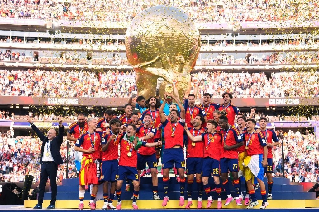 Jugadores de la Selección Española celebrando la conquista del Mundial 2026 levantando el trofeo de la Copa del Mundo en el podio.