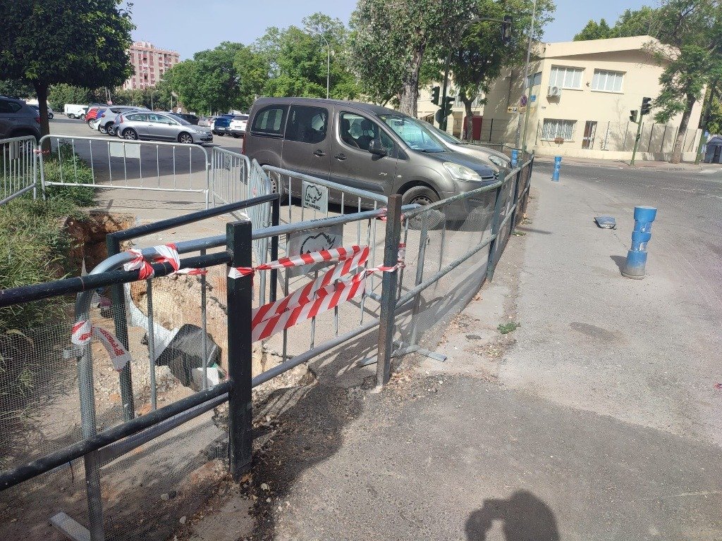 Vallas de obra y corte de paso peatonal en la Avenida Nazaret de Jerez.
