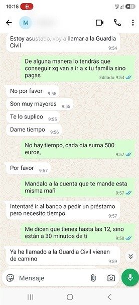 Captura de chat donde se observa el uso de tácticas de miedo extremo, amenazas contra familiares y plazos de pago forzosos por parte de los extorsionadores.