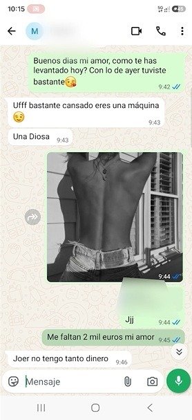 Captura de pantalla de chat donde se observa el inicio de una extorsión mediante engaños sentimentales en páginas de contactos.