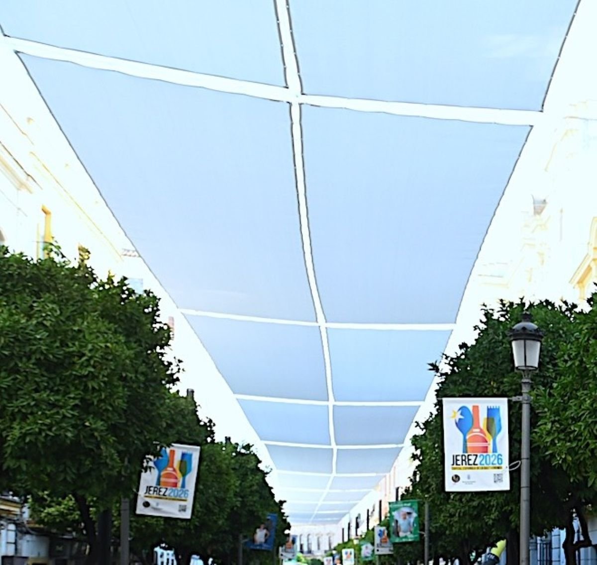 Sistema de toldos blancos instalados en la calle Larga de Jerez para proporcionar sombra y reducir la temperatura.