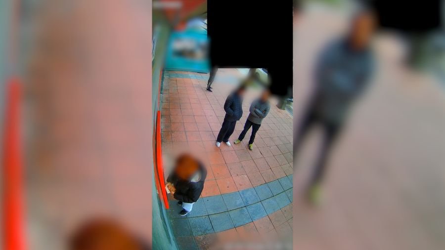 Integrante de grupo criminal manipulando un cajero automático tras un hurto por el método de la siembra.
