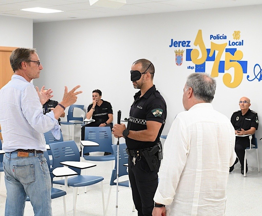 Policía Local de Jerez y ONCE impulsan la seguridad vial para personas con discapacidad
