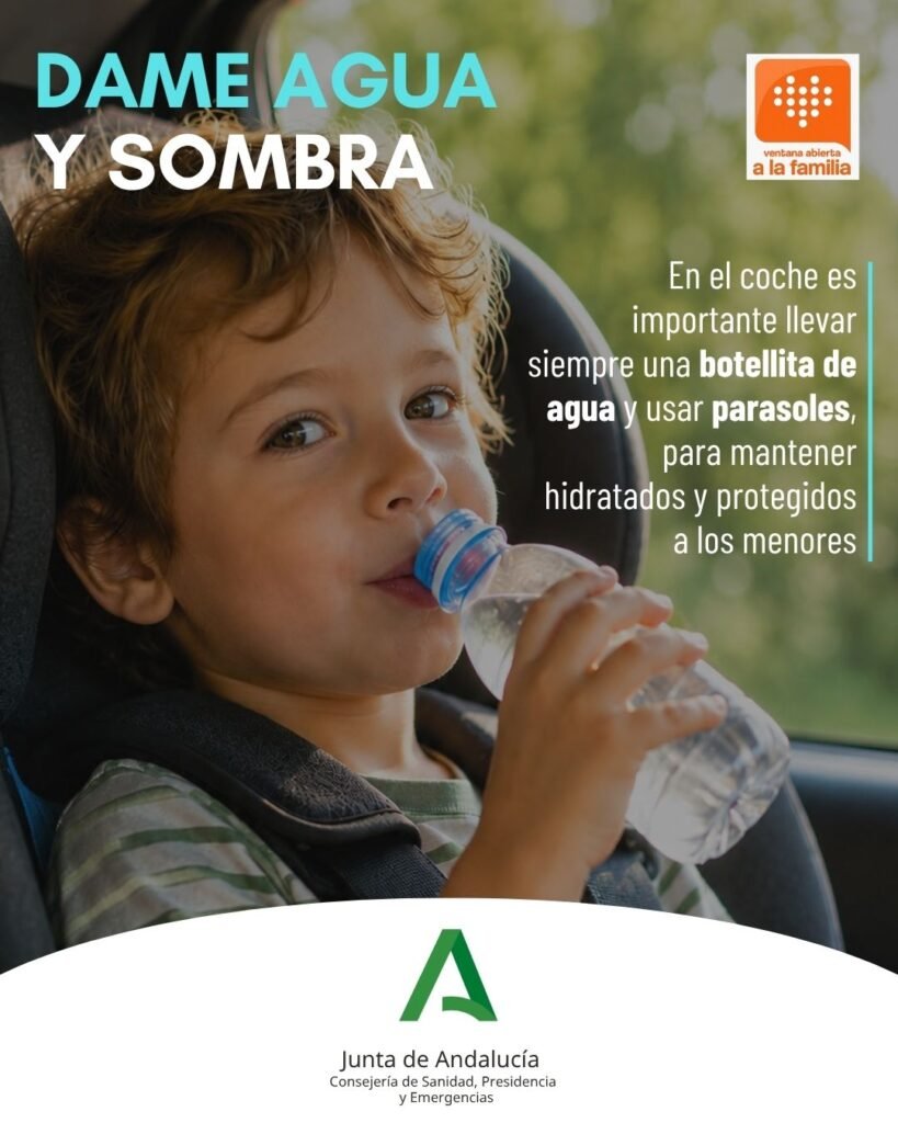 Un niño pequeño bebiendo de una botella de agua mientras está sentado en su sillita del coche. Cartel de la campaña de la Junta de Andalucía bajo el lema "Dame agua y sombra".