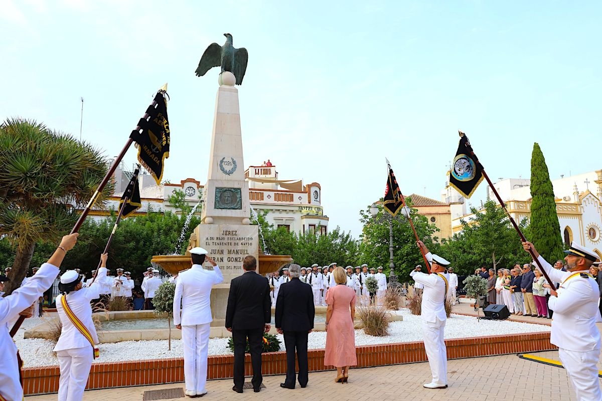Autoridades civiles y militares rinden homenaje a Juan Manuel Durán en el monumento de la Plaza de las Angustias en Jerez.
