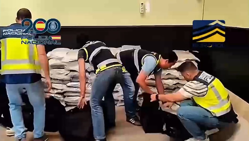 Agentes de la Policía Nacional durante la incautación de fardos de marihuana en una nave industrial de Jerez de la Frontera.