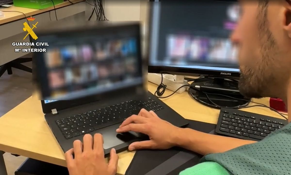 Agente de la Guardia Civil analizando pruebas digitales en un ordenador tras la investigación de delitos de deepfakes.