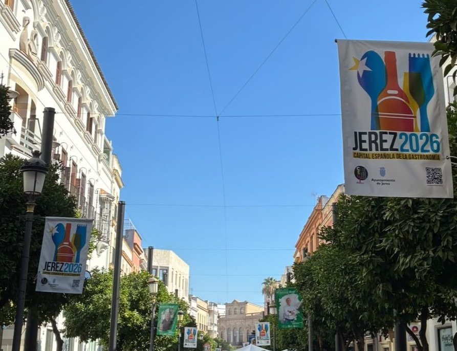 Banderolas de Jerez 2026: Capital Española de la Gastronomía en la calle Larga durante la instalación de los toldos.