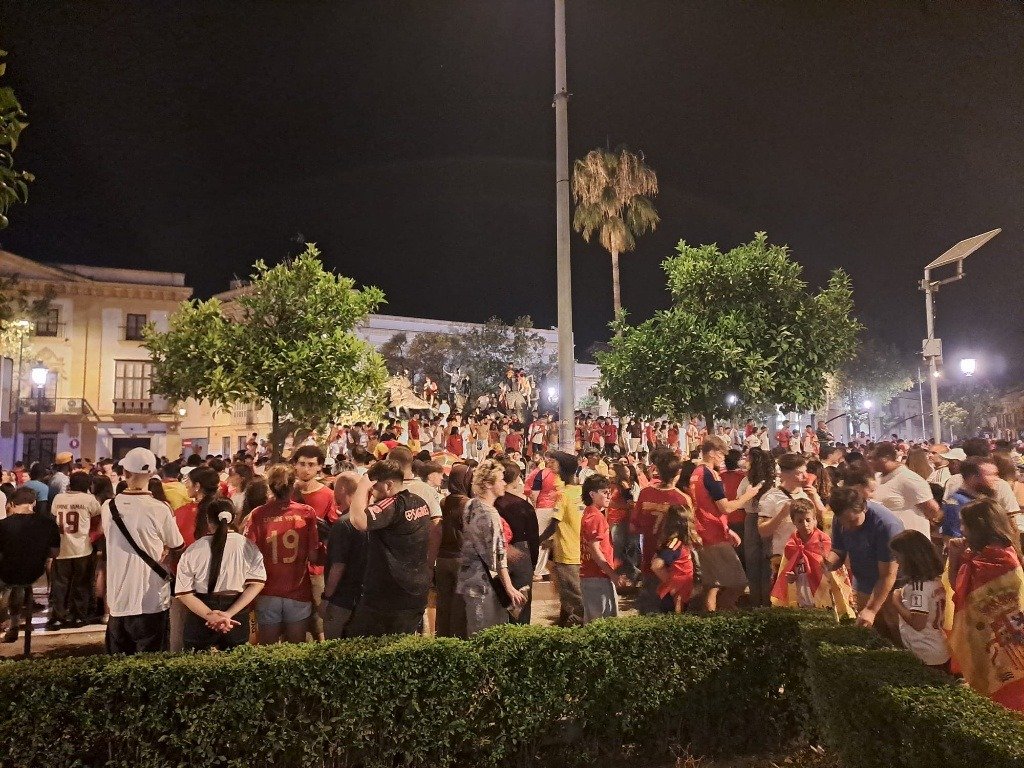 Multitudinaria concentración de aficionados celebrando el mundial de España en la zona del Mamelón.