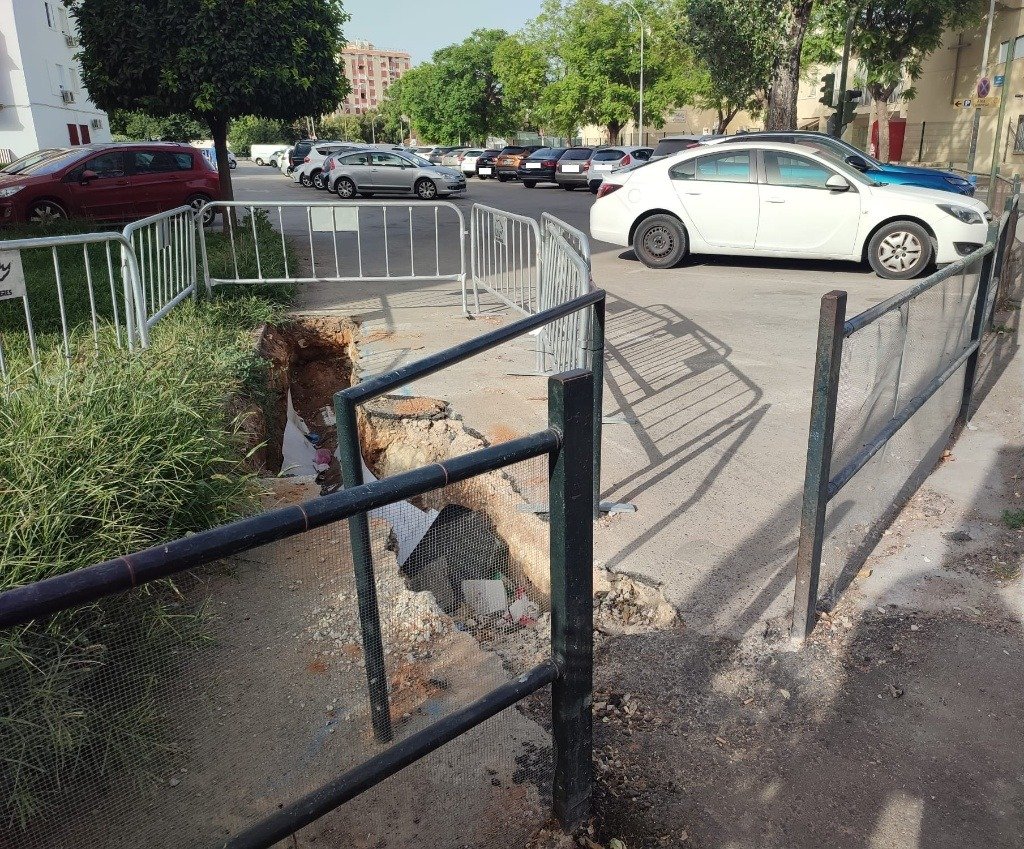 Peligro por obras paralizadas en la Avenida Nazaret de Jerez de la Frontera.