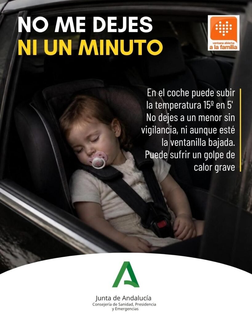 Niña pequeña durmiendo con chupete en su sillita de coche, vista a través de la ventanilla. Cartel publicitario de la Junta de Andalucía con el lema "No me dejes ni un minuto" para prevenir golpes de calor.