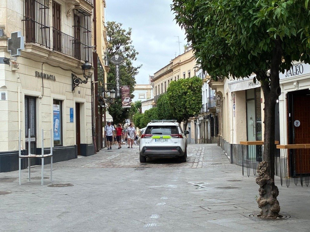 Patrulla de la Policía Local de Jerez en la calle Consistorio junto al Ayuntamiento.